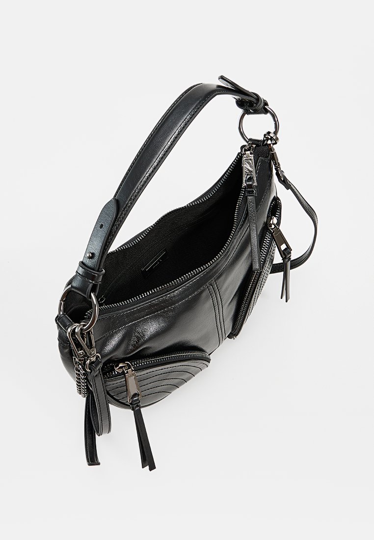 Schwarze Lederhandtasche mit einem gesteppten Design, einem einzelnen Schultergurt und mehreren Reißverschlusstaschen, ausgestattet mit silbernen Hardware-Akzenten.