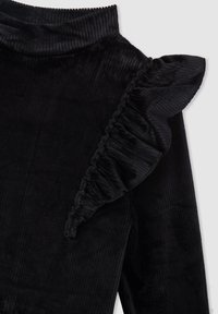 Top in tessuto a costine nero con collo alto e accentuazione arricciata sulla spalla, che mette in mostra una texture morbida e un design strutturato.