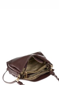 Borsa a tracolla in pelle marrone con manico intrecciato, aperta per mostrare la fodera in tessuto beige con testo del marchio e numerosi scomparti con zip.