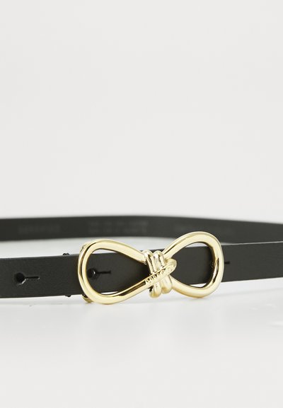 Ceinture en cuir noir au design épuré, dotée d'une boucle en forme d'infini en or et de trous réglables pour la taille. Texture lisse.
