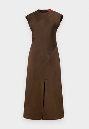 Ruskea hihaton mekko, jossa on kulmikas muotoilu ja joka on valmistettu sileästä kankaasta. Ominaisuuksiin kuuluu korkea kaula-aukko ja edessä oleva halkio lisäyksinä.