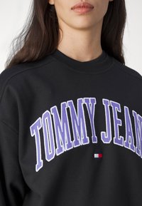 Tommy Jeans BOXY POP VARSITY CREW UNISEX - Sudadera - black