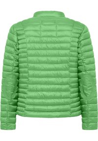 Grüne Pufferjacke mit glatter Textur, horizontalem Steppmuster und gepolsterten Ellbogenpatches. Sie verfügt über einen Stehkragen und taillierte Ärmel.