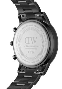 Orologio in acciaio inossidabile con finitura nera opaca, cassa rotonda e bracciale a maglie. Il fondello inciso mostra il marchio, il modello e i dettagli di resistenza all'acqua.
