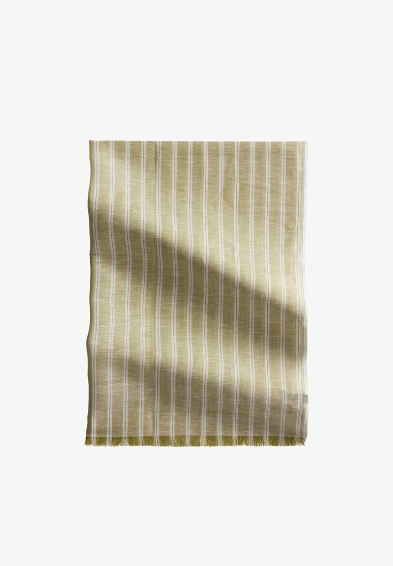 Tissu rectangulaire vert olive clair avec de fines rayures blanches verticales et bords frangés, drapé doucement et légèrement froissé.