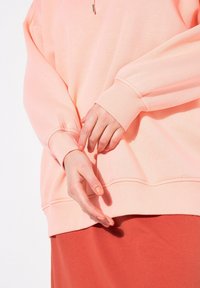 Studio Untold Luvtröja - coral