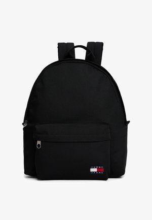 Zwarte rugzak gemaakt van duurzaam stof met een afgeronde vorm, voorzien van verstelbare riemen, een voorvak en een klein logoplaatje.