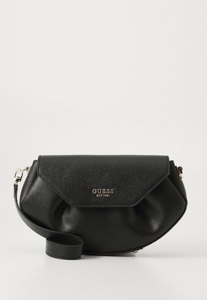 Schwarze strukturierte Leder Guess Umhängetasche mit Klappverschluss, goldenem Logo und verstellbarem Riemen auf neutralem Hintergrund.