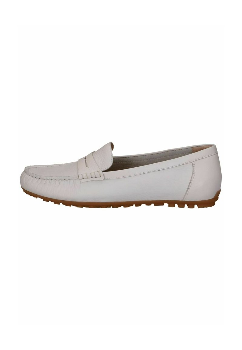 Witte leren loafers met een gestikte mocassinnaad, een textuurband en een rubberen zool met kleine uitstekende nopjes voor grip.
