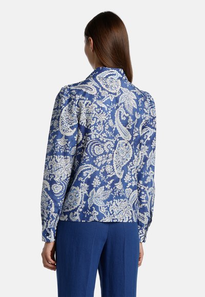 Lange mouw blouse in het blauw met een wit paisley bloemenpatroon, voorzien van een kraag, knoopmanchetten en een gladde stoftextuur.