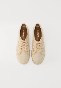 Beige platnene tenisice s smeškim unutrašnjim oblogom, okruglim vrhom i petočevnom vezicom. Imaju detalje od šivanja i tkani teksturirani đon.