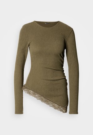 Olivově zelené tričko s dlouhým rukávem z texturované žebrované látky, s asymetrickým lemem a krajkovou ozdobou podél spodního okraje.