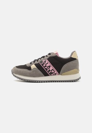 Sneaker atletica grigia e nera con materiali in suede e nylon, marchio rosa, design stratificato e suola in gomma testurizzata.