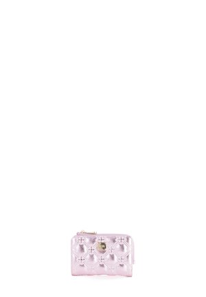 Portafoglio metallico rosa con un motivo floreale testurizzato, chiusura a zip e placca del logo in tonalità oro. Design compatto per una facile portabilità.