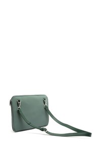 Zelená umelá kožená crossbody taška so hladkým povrchom, obdĺžnikovým tvarom, dvoma odnímateľnými ramennými popruhmi a striebornými akcentmi.