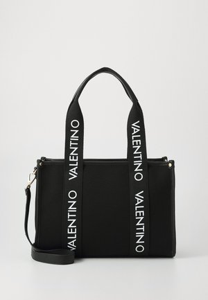 Czarna torba na ramię z dwoma uchwytami i odpinanym paskiem. Posiada wyraźne logo "VALENTINO" na uchwytach oraz złote akcenty metalowe.