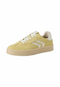 Sneaker giallo in suede con superficie testurizzata, dettagli bianchi e suola beige chiaro. Presenta punta arrotondata e chiusura con lacci.