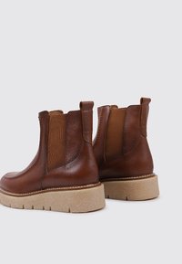 Sandra Fontán Botines de cuña - camel