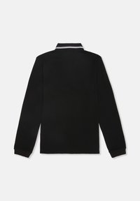 Polo de manga larga negro hecho de tela sólida. Tiene un collar con una franja blanca y mangas negras a juego. Sin gráficos visibles.