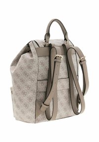 Sac à dos en tissu beige avec un motif monogramme discret, des accents en cuir, deux poignées supérieures et des bretelles ajustables. Forme rigide avec fermeture éclair.