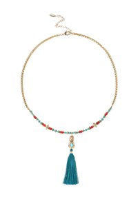 Collier en chaîne dorée orné de perles turquoise et rouges, avec un pendentif décoratif et un gland teal en bas.