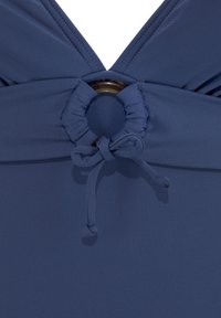 Marineblauer Badeanzug mit V-Ausschnitt-Design, einer runden Metallakzent im Zentrum, gerafftem Stoff und einer gebundenen Detail an der Taille.