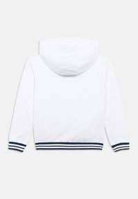 Λευκή φούτερ με απαλή υφή, διαθέτει κουκούλα με κορδόνια και ναυτικό ριγέ λεπτομέρειες στα μανσέτια και το τελείωμα. Εμφανίζεται η πίσω όψη.