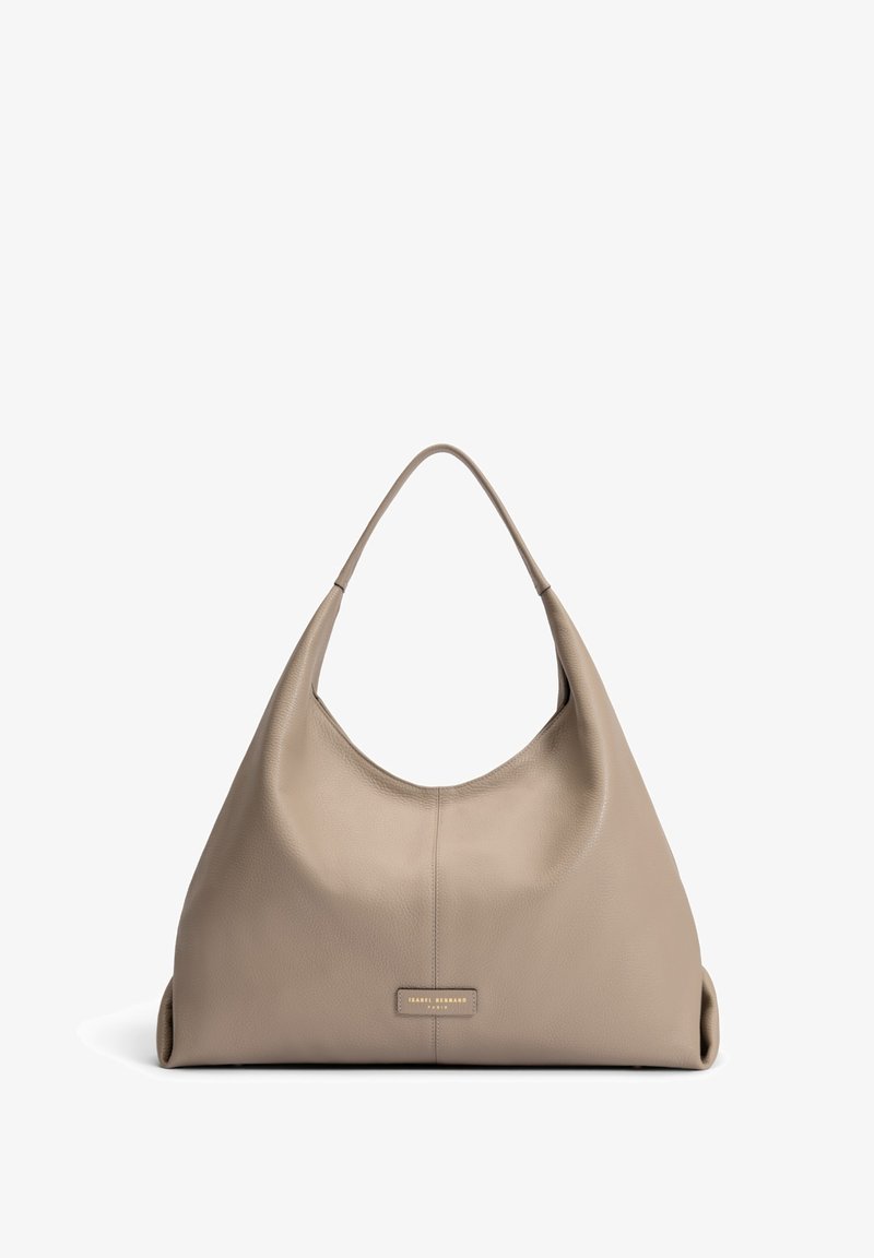 Sac hobo en cuir beige avec une finition douce et texturée, une seule bandoulière courbée et un accent logo rectangulaire sur le devant.