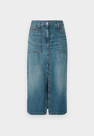 Jupe midi en denim bleu clair, dotée d'une fente à l'avant, de deux poches à rabat et d'une fermeture à boutons. Le tissu présente une texture légèrement décolorée.