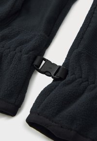 Sort fleece beklædning med strukturerede øverste sektioner, udstyret med en sort plastspænde og elastiske manchetter for justerbar pasform og komfort.