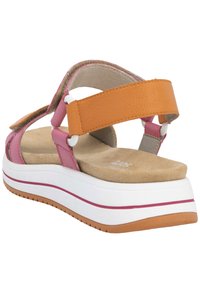Sandalino rosa e arancione con cinturini regolabili, suola piattaforma bianca e insole texturizzata. Presenta una finitura liscia e una suola in gomma.