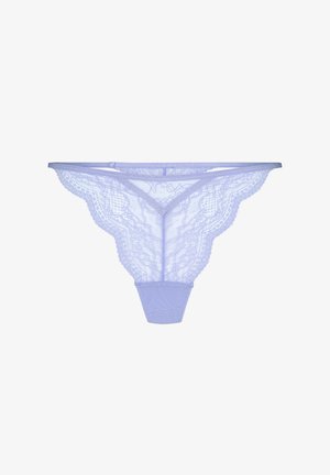 String tanga en dentelle violette avec bords festonnés, présentant des motifs floraux complexes, un matériau transparent et un triangle en tissu uni à la base.