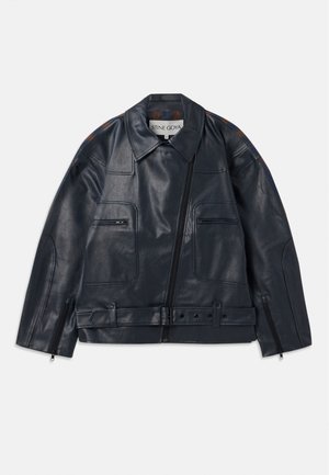 Marineblaue Lederjacke mit strukturiertem Design, ausgestattet mit einem Reißverschluss vorne, zwei Brusttaschen und kontrastierenden braunen Akzenten an den Schultern.