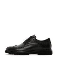 Chaussure habillée en cuir noir avec des détails perforés, finition lisse, bout rond, fermeture à lacets et semelle en caoutchouc noire épaisse.