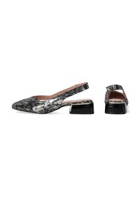 Sandały slingback z kwadratowym noskiem, w czarno-białym wzorze w węża, z niskim, blokowym obcasem i gładką fakturą.