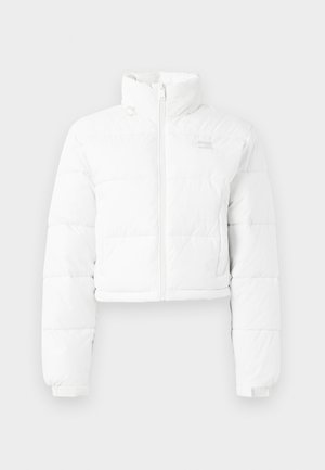 Casaco puffer cropped branco, com acabamento brilhante, gola alta, fecho frontal em zíper e punhos elásticos. Apresenta painéis horizontais cosidos.