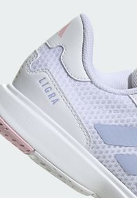 Zapatilla deportiva blanca con parte superior de tela texturizada, acentos sintéticos en azul claro y rosa, y con la marca "LIGRA" en el lateral.