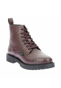 Botas de tobillo burdeos con un acabado texturizado de cocodrilo, que cuentan con una parte delantera con cordones, cremallera lateral y una suela negra gruesa. Detalle del logo en verde presente.