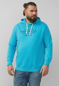 Turkusowa bluza z kapturem ze sznurkiem, z logo i ciemnoniebieskim napisem na klatce piersiowej. Miękka tkanina, ściągacze przy rękawach i u dołu.