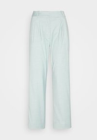 Pantalon large taille haute bleu clair avec plis à l'avant et passants de ceinture, présenté sur un fond blanc uni.