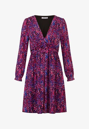 Sukienka z długim rękawem, głębokim dekoltem w serek, talią zebrana, abstrakcyjnym wzorem w czerwone, różowe i niebieskie kolory, do kolan, dopasowane mankiety.