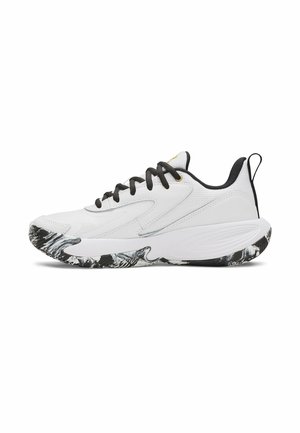 Witte sportschoen met zwarte veters, zwart-witte gemarmerde zool en een zwart trekhaakje op de hiel, zijaanzicht op een witte achtergrond.