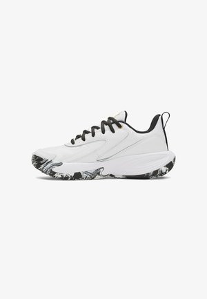 Witte sportschoen met zwarte veters, zwart-witte gemarmerde zool en een zwart trekhaakje op de hiel, zijaanzicht op een witte achtergrond.