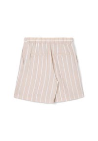 Pantaloni corti a righe beige con vita elasticizzata, caratterizzati da righe verticali bianche, due tasche posteriori e un taglio rilassato.