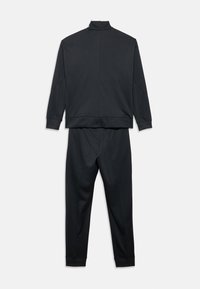 Chándal deportivo negro que incluye una parte superior con cuello alto y puños elásticos, combinado con pantalones ajustados. Tejido liso con detalles mínimos.