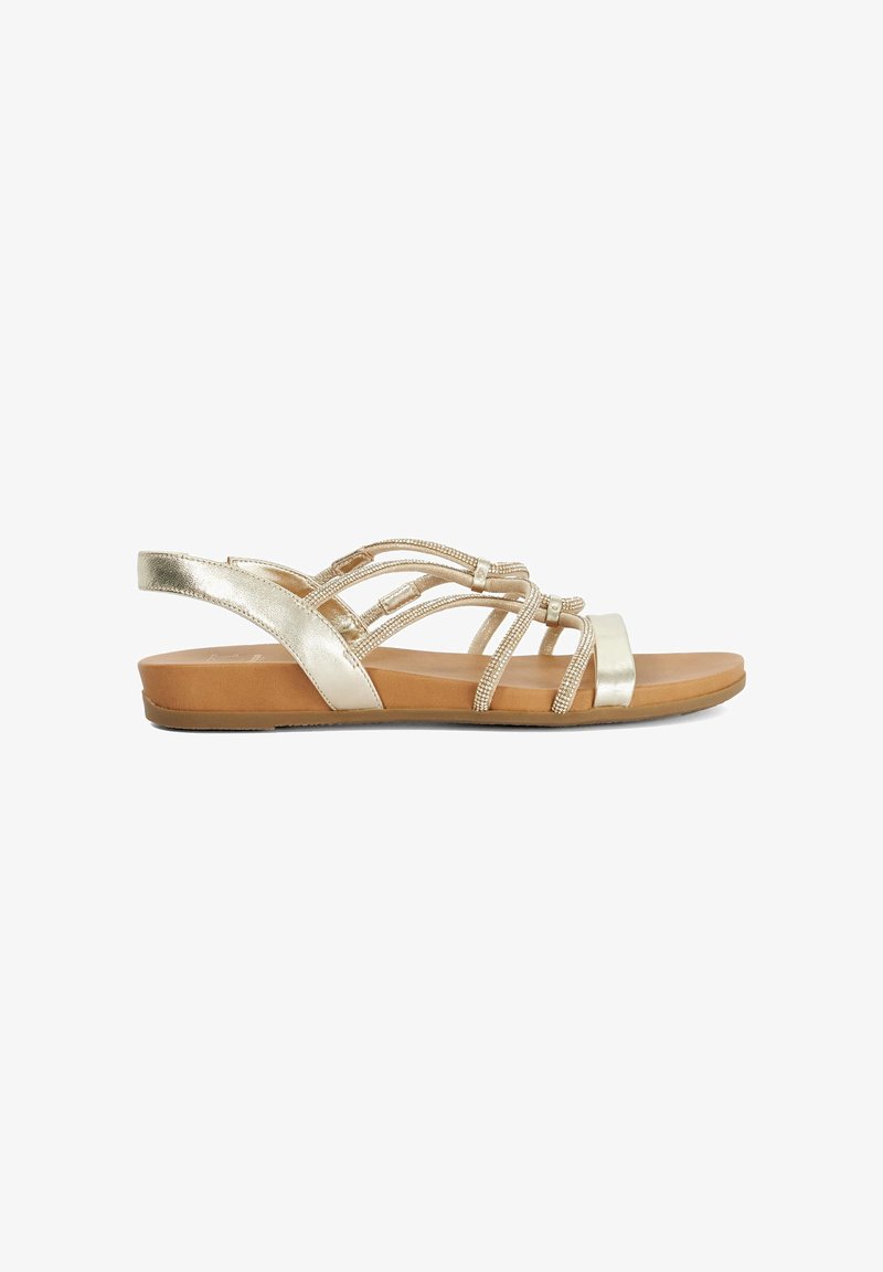 Sandale à bout ouvert en métal doré avec plusieurs brides, une semelle intérieure texturée et un petit talon compensé. Conçue pour le confort avec une bride arrière sécurisée.