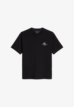 Schwarzes T-Shirt mit kurzen Ärmeln und Rundhalsausschnitt mit kleinem weißem "Marc O'Polo" Logo und Blattgrafik auf der linken Brust.