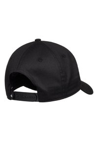 Casquette noire avec une visière incurvée, fermeture à pression ajustable et texture de tissu doux avec des œillets de ventilation sur la couronne.