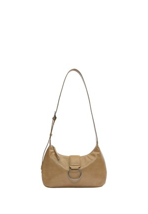 Beige skuldertaske i læder med justerbar strop og frontklap med en sølvfarvet metalring som detalje.