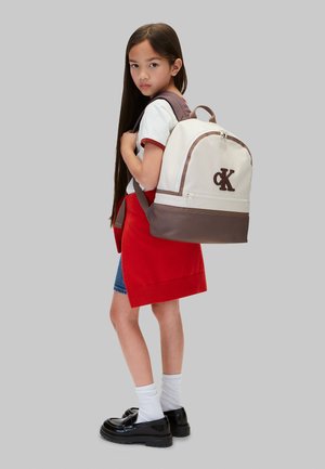 Calvin Klein Jeans, CALVIN KLEIN JEANS KIDS' SIGNATURE LOGO BACKPACK UNISEX - Mochila escolar - turtledove
